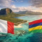 Vue aérienne de l’île Maurice, lagon turquoise, plages blanches et drapeaux français et mauricien flottants.