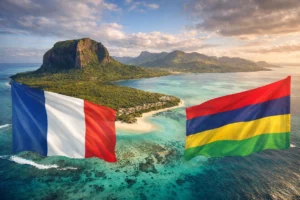 Vue aérienne de l’île Maurice, lagon turquoise, plages blanches et drapeaux français et mauricien flottants.