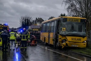 Bus scolaire accidenté à Châteaudun entouré de pompiers et secours sur une route humide.