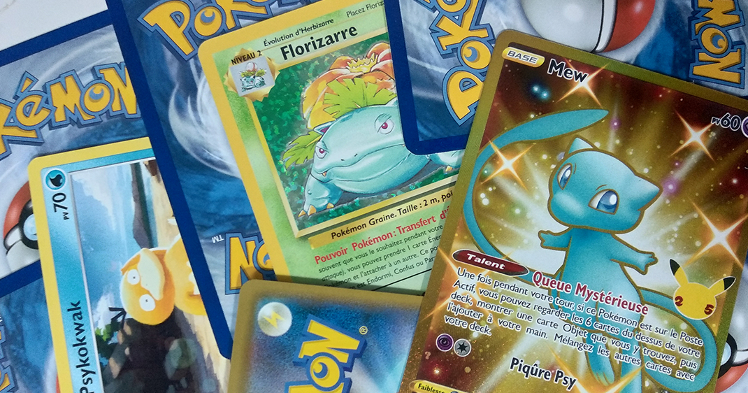 Cartes Pokémon rares brillantes étalées sur une table, ambiance collection et prix records.