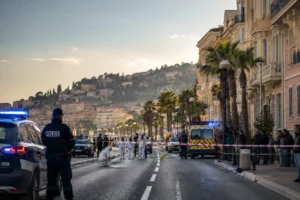 Rue sécurisée à Menton avec police et experts judiciaires après une fusillade, ambiance de crise.