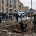 Experts du déminage sécurisent un obus près de Gare du Nord, avec policiers et évacuation. organisée.