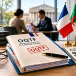 Dossier OQTF sur un bureau juridique avec drapeaux français et algérien, symbole de recours légal...