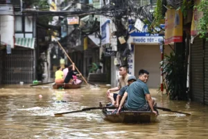 Inondation au Vietnam : des habitants évacués en barque dans une rue submergée après un typhon.