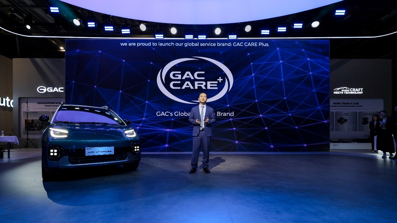 Lancement de GAC CARE+ au Salon de Paris 2026, avec un dirigeant devant une voiture électrique AION UT Cross.